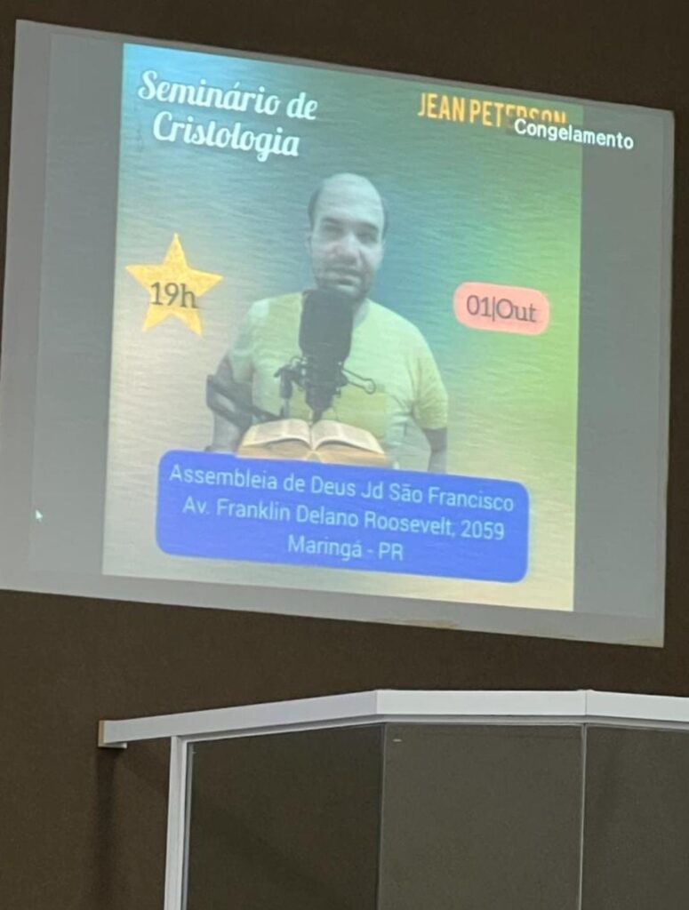 Cartaz de divulgação do Seminário de Cristologia com o palestrante Jean Peterson. No centro, foto de Jean Peterson, homem claro, de barba e cabelo ralo, vestindo camiseta amarela, atrás de um microfone e com uma Bíblia aberta. Fundo em degradê verde, azul e amarelo. Contém as informações: tema "Seminário de Cristologia", horário "19h", data "01 de Outubro", e local "Assembleia de Deus Jardim São Francisco, Maringá, Paraná".